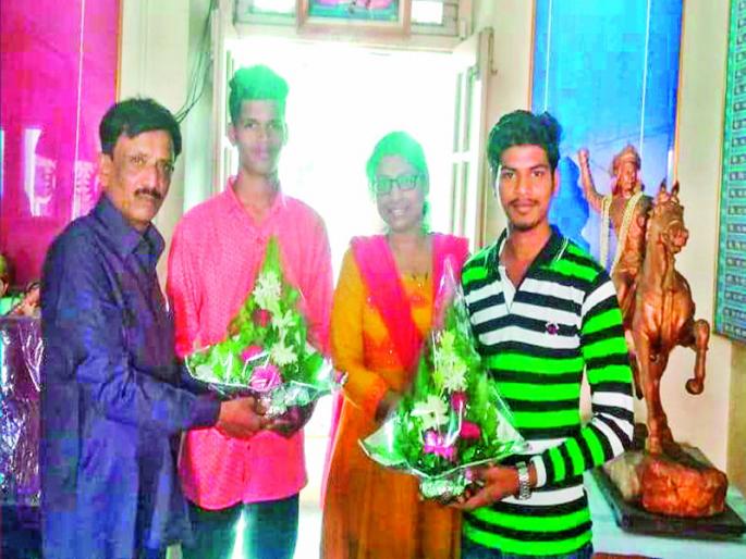 During working at hotel in day and night school... "he" earned 77 percent marks | दिवसा हॉटेलात काम, रात्री शाळा अशी तारेवरची कसरत '' त्याने '' मिळविले ७७ टक्के गुण 