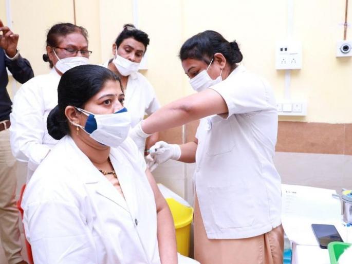 Corona vaccine was given to 300 frontline workers on the first day | पहिल्या दिवशी ३०० फ्रंटलाइन वर्कर्संना दिली कोरोना लस Corona vaccine was given to 300 frontline workers on the first day | पहिल्या दिवशी ३०० फ्रंटलाइन वर्कर्संना दिली कोरोना लस