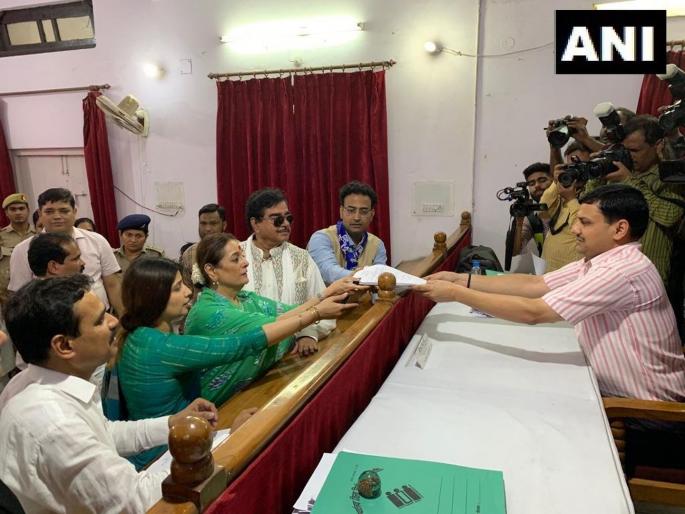 Congress candidate got angry on Shatrughan Sinha's presence for SP candidate nomination filing | शत्रुघ्न सिन्हांकडून सपा उमेदवार पत्नीचा प्रचार, काँग्रेस उमेदवार संतप्त Congress candidate got angry on Shatrughan Sinha's presence for SP candidate nomination filing | शत्रुघ्न सिन्हांकडून सपा उमेदवार पत्नीचा प्रचार, काँग्रेस उमेदवार संतप्त