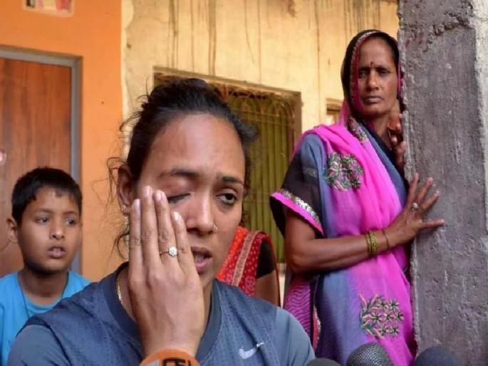 The brink of bricks and stones by the Golden Girl, the police saved the life | 'गोल्डन गर्ल'ला विट आणि दगडाने मारहाण, पोलिसांनी वाचवला जीव The brink of bricks and stones by the Golden Girl, the police saved the life | 'गोल्डन गर्ल'ला विट आणि दगडाने मारहाण, पोलिसांनी वाचवला जीव