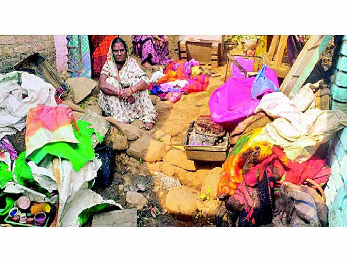 A widow's shelter was gutted in a fire caused by a short circuit in wardha | शॉर्ट सर्किटमुळे लागलेल्या आगीत शेतमजूर विधवेचा निवारा भस्मसात A widow's shelter was gutted in a fire caused by a short circuit in wardha | शॉर्ट सर्किटमुळे लागलेल्या आगीत शेतमजूर विधवेचा निवारा भस्मसात