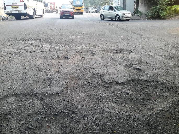 Dust in the name of road repairs; Three crores of municipal corporation went into the pit | रस्ते दुरुस्तीच्या नावाने धूळफेक; महापालिकेचे तीन कोटी गेले खड्ड्यात Dust in the name of road repairs; Three crores of municipal corporation went into the pit | रस्ते दुरुस्तीच्या नावाने धूळफेक; महापालिकेचे तीन कोटी गेले खड्ड्यात