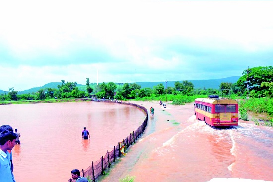  Hazardous Transportation in Water: The situation on the Mud-clove road | पाण्यातूनच धोकादायक वाहतूक : मुरगूड-कापशी रस्त्यावरील परिस्थिती