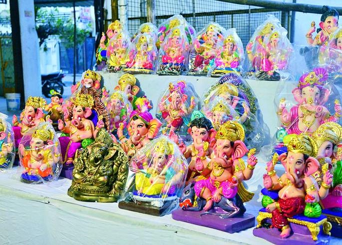 Action against 211 POP Ganesh idol vendors in Nagpur | नागपुरात २११ पीओपी गणेशमूर्ती विक्रेत्यांवर कारवाई Action against 211 POP Ganesh idol vendors in Nagpur | नागपुरात २११ पीओपी गणेशमूर्ती विक्रेत्यांवर कारवाई