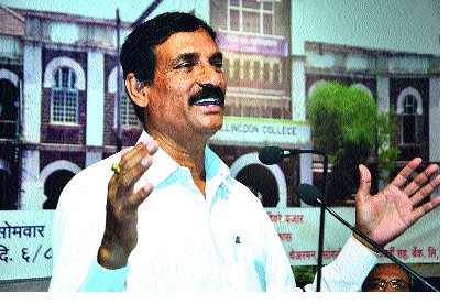 Gadgebaba campaign for the second time in the state of Maharashtra | गाडगेबाबा अभियानात हिवरेबाजार राज्यात दुस-यांदा प्रथम Gadgebaba campaign for the second time in the state of Maharashtra | गाडगेबाबा अभियानात हिवरेबाजार राज्यात दुस-यांदा प्रथम