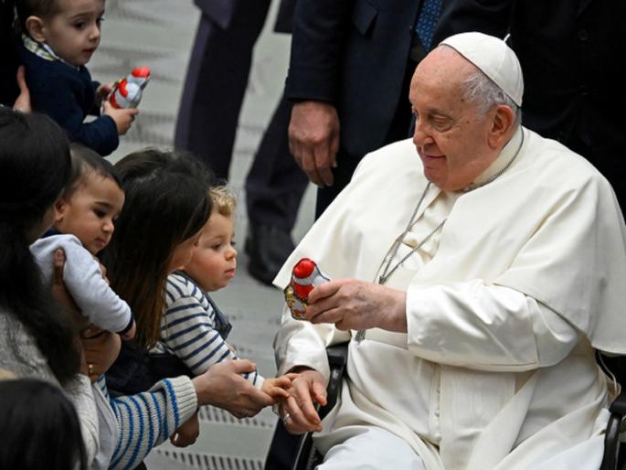 pope francis urged italian people to have more childrens | "अधिक मुलं जन्माला घाला", पोप फ्रान्सिस यांच्याकडून इटलीतील लोकांना आवाहन pope francis urged italian people to have more childrens | "अधिक मुलं जन्माला घाला", पोप फ्रान्सिस यांच्याकडून इटलीतील लोकांना आवाहन