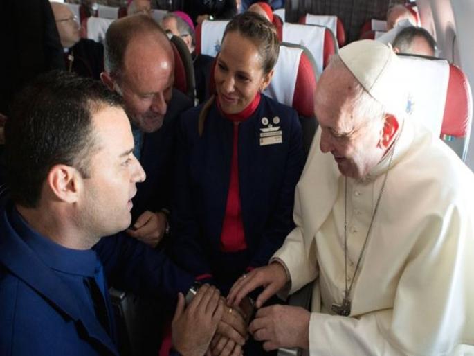 Pope Francis marries couple on plane in Chile | 36 हजार फुटांवर झाला विवाह, पोप फ्रान्सीस यांनी हवेतच बांधली 'जोडप्या'ची लग्नगाठ  Pope Francis marries couple on plane in Chile | 36 हजार फुटांवर झाला विवाह, पोप फ्रान्सीस यांनी हवेतच बांधली 'जोडप्या'ची लग्नगाठ