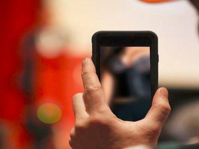 Old man took the mobile phone for the news of the dongri building collapsed; but try to search porn and come into trap | डोंगरीच्या बातमीसाठी तरुणीचा मोबाईल घेतला, पण पॉर्न सर्च करून फसला!