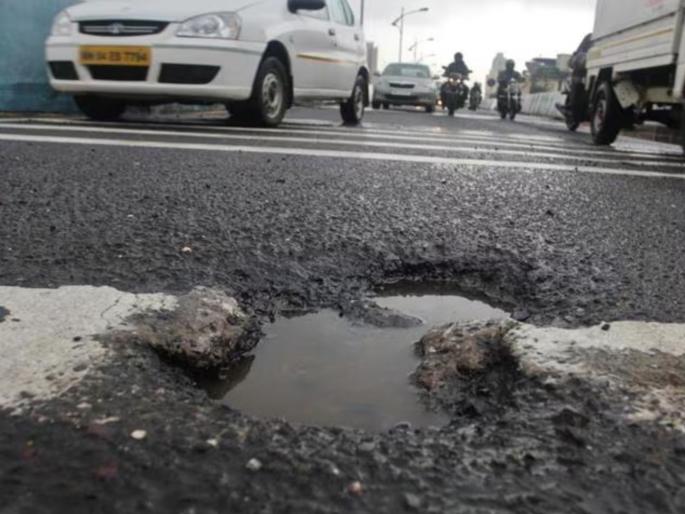 Retired teacher dies after bike hits pothole in Nashik | रस्त्यातील खड्डा चुकवण्याच्या नादात अंदाच चुकला अन्... नाशकात सेवानिवृत्त शिक्षकाचा बळी