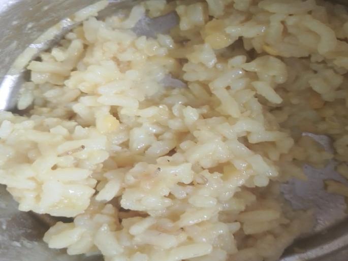 Larvae found in rice cooked in Anganwadi at Daribadchi Sangli | Sangli: दरीबडची येथे अंगणवाडीत शिजविलेल्या भातात सापडल्या अळ्या, पालकांचा संताप Larvae found in rice cooked in Anganwadi at Daribadchi Sangli | Sangli: दरीबडची येथे अंगणवाडीत शिजविलेल्या भातात सापडल्या अळ्या, पालकांचा संताप