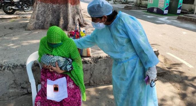 Mother's touch to Child for the first time after birth | जन्मानंतर पहिल्यांदाच आईचा चिमुकलीला स्पर्श