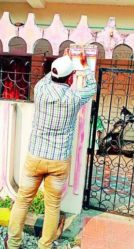 Sticker on the home of a corona patient in Nagpur | नागपुरात  कोरोनाबाधित रुग्णांच्या घरावर स्टीकर