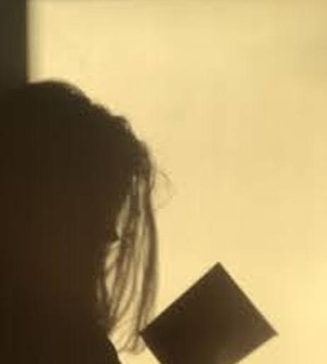 Where did the positive young woman from England go? | इंग्लंडमधून आलेली पॉझिटिव्ह तरुणी गेली कुठे? Where did the positive young woman from England go? | इंग्लंडमधून आलेली पॉझिटिव्ह तरुणी गेली कुठे?