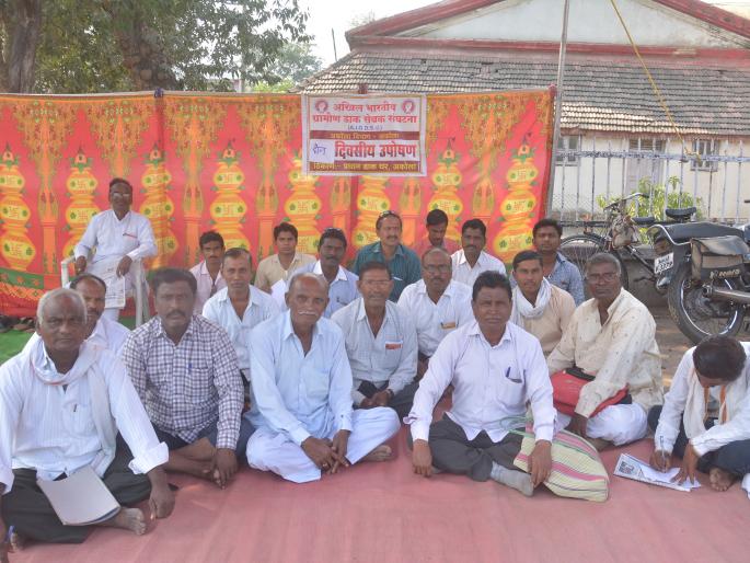 Pay Commission: post employees begins fast in akola | वेतन आयोग: अकोल्यातील डाक सेवकांनी उपसले उपोषणाचे अस्त्र Pay Commission: post employees begins fast in akola | वेतन आयोग: अकोल्यातील डाक सेवकांनी उपसले उपोषणाचे अस्त्र