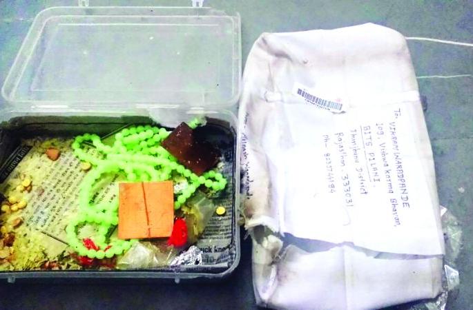 Opposition material in the post office broke through a parcel | पोस्ट ऑफीसचे पार्सल फोडून त्यात टाकले आक्षेपार्ह साहित्य Opposition material in the post office broke through a parcel | पोस्ट ऑफीसचे पार्सल फोडून त्यात टाकले आक्षेपार्ह साहित्य