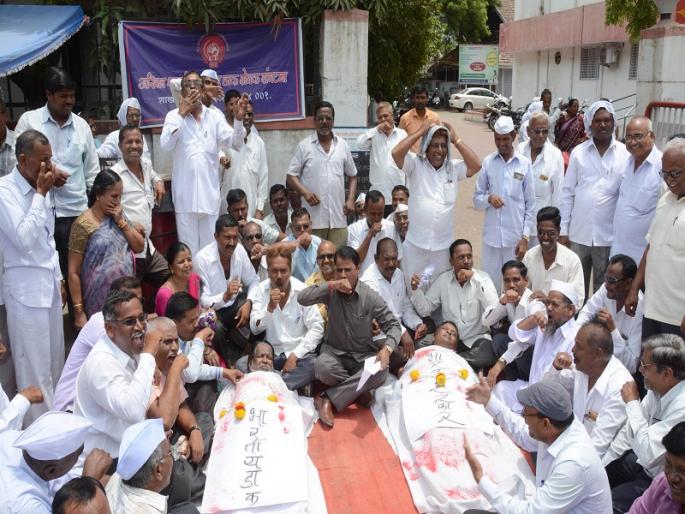 Towards the Symbolic Cemetery, the Rural Postal Service wrecked: On the eleventh day, Bombaybomb | प्रतिकात्मक प्रेतासमोर ग्रामीण डाक सेवकांनी फोडला टाहो : अकराव्या दिवशी बोंबाबोंब Towards the Symbolic Cemetery, the Rural Postal Service wrecked: On the eleventh day, Bombaybomb | प्रतिकात्मक प्रेतासमोर ग्रामीण डाक सेवकांनी फोडला टाहो : अकराव्या दिवशी बोंबाबोंब