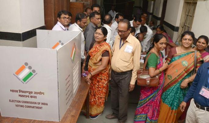 Maharashtra Assembly Election 2019: Election Officers 'Postal Ballet' Voting Starts | Maharashtra Assembly Election 2019 : निवडणूक अधिकाऱ्यांच्या 'पोस्टल बॅलेट' मतदानास सुरुवात Maharashtra Assembly Election 2019: Election Officers 'Postal Ballet' Voting Starts | Maharashtra Assembly Election 2019 : निवडणूक अधिकाऱ्यांच्या 'पोस्टल बॅलेट' मतदानास सुरुवात