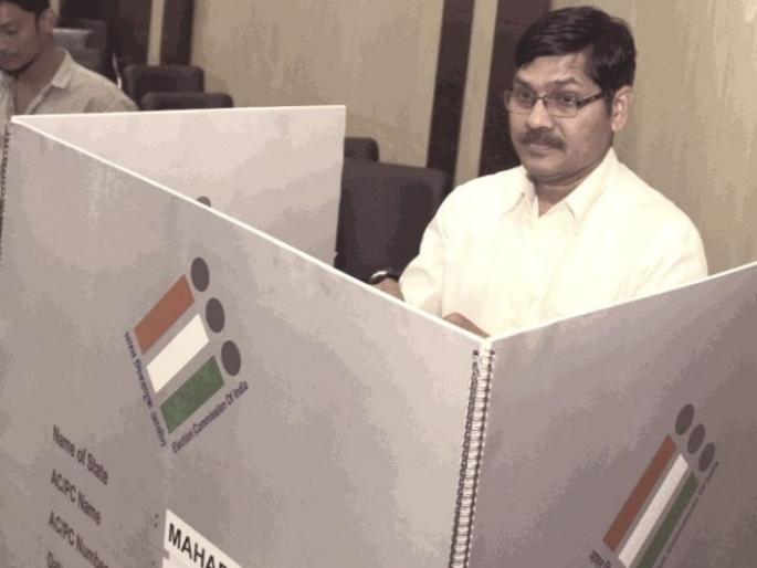 101 election workers in Nagpur have voted their right | नागपुरात १०१ निवडणूक कर्मचाऱ्यांनी बजावला मतदानाचा हक्क 101 election workers in Nagpur have voted their right | नागपुरात १०१ निवडणूक कर्मचाऱ्यांनी बजावला मतदानाचा हक्क