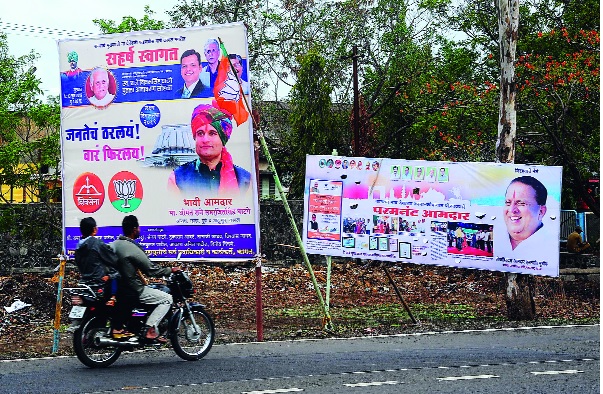 The people have decided, I'm back! Poster war in Kabal: Jealousy of Raje-Mushrif Group shows | जनतेचं ठरलंय, वारं फिरलंय..! कागलमध्ये रंगले पोस्टर वॉर : राजे-मुश्रीफ गटाने दाखविली टोकाची ईर्षा