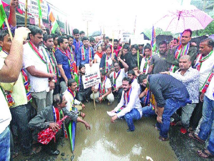 Names of cabinet ministers to Pot hole, MNS movement | महामार्गावरील खड्ड्यांना मंत्र्यांची नावे, मनसेचे आंदोलन Names of cabinet ministers to Pot hole, MNS movement | महामार्गावरील खड्ड्यांना मंत्र्यांची नावे, मनसेचे आंदोलन