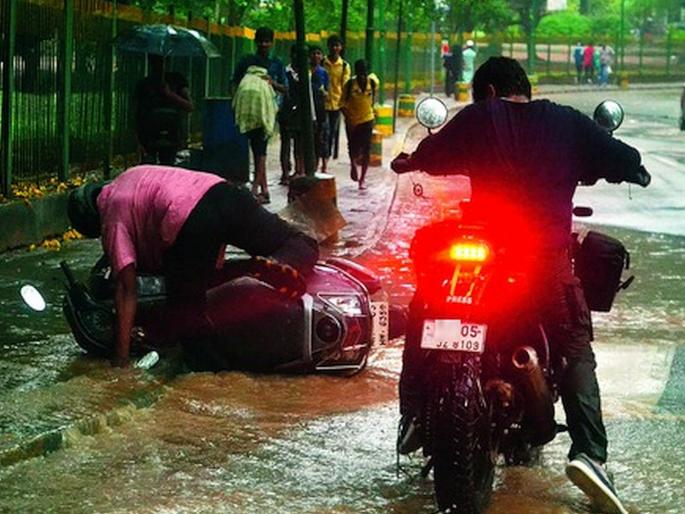 A young doctor died in a pothole; Incident in Ulhasnagar, accident after a bike fell into a ditch | खड्ड्याने घेतला तरुण डॉक्टरचा बळी; उल्हासनगरमधील घटना, दुचाकी घसरून अपघात A young doctor died in a pothole; Incident in Ulhasnagar, accident after a bike fell into a ditch | खड्ड्याने घेतला तरुण डॉक्टरचा बळी; उल्हासनगरमधील घटना, दुचाकी घसरून अपघात
