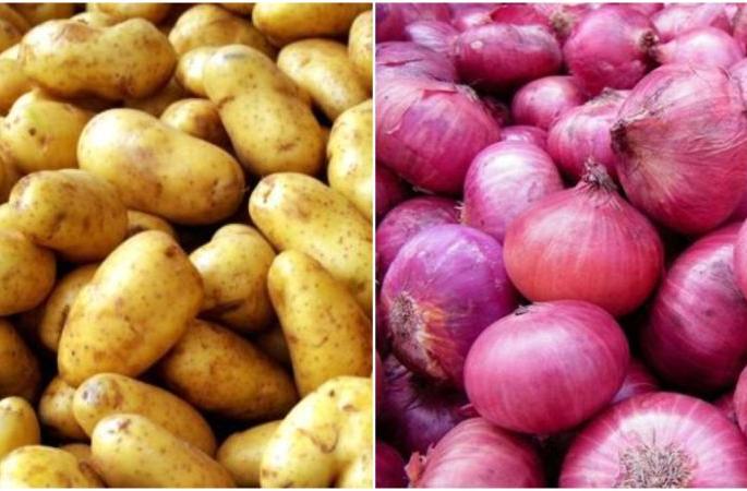 Profiteering inflation; Onions at Rs 10 for Rs 40 and potatoes at Rs 8 for Rs 25 | नफाखोर महागाई; १० रुपयांचे कांदे ४० ला तर ८ रुपयांचे बटाटे २५ रुपयांना Profiteering inflation; Onions at Rs 10 for Rs 40 and potatoes at Rs 8 for Rs 25 | नफाखोर महागाई; १० रुपयांचे कांदे ४० ला तर ८ रुपयांचे बटाटे २५ रुपयांना