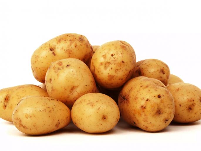 Apply potato juice on the face in this manner | बटाट्याचा रस अशा पध्दतीने चेहऱ्याला लावा, विसराल महागडे क्रीम Apply potato juice on the face in this manner | बटाट्याचा रस अशा पध्दतीने चेहऱ्याला लावा, विसराल महागडे क्रीम