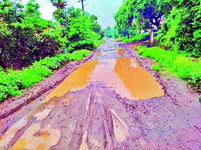 The road to Wardali goes to the potholes | वर्दळीचा रस्ता गेला खड्ड्यात The road to Wardali goes to the potholes | वर्दळीचा रस्ता गेला खड्ड्यात