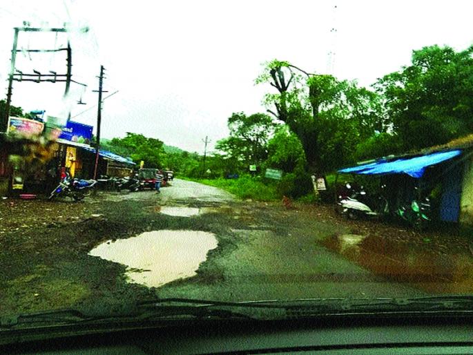 Sand overloaded traffic causes plight of roads, drivers with locals suffering from potholes | वाळूच्या ओव्हरलोड वाहतुकीने रस्त्यांची दुर्दशा, खड्ड्यांमुळे स्थानिकांसह वाहनचालक त्रस्त Sand overloaded traffic causes plight of roads, drivers with locals suffering from potholes | वाळूच्या ओव्हरलोड वाहतुकीने रस्त्यांची दुर्दशा, खड्ड्यांमुळे स्थानिकांसह वाहनचालक त्रस्त