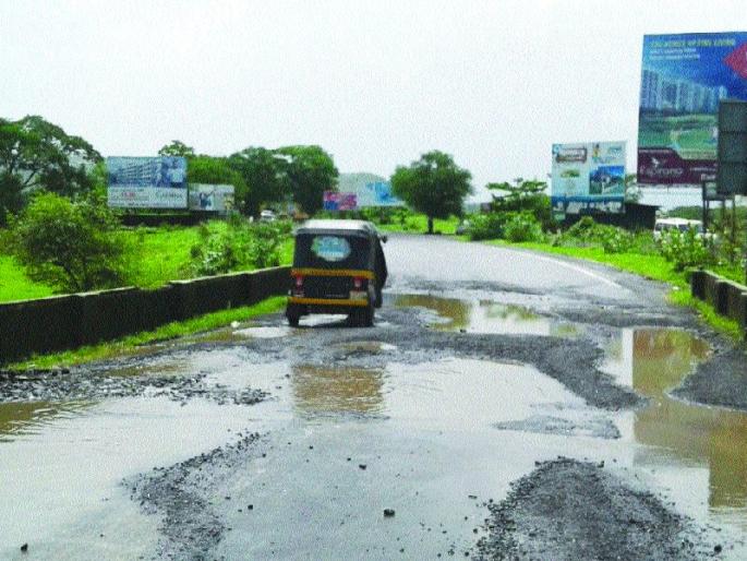 Due to the potholes, the relation of Karjat-Chowk road, the square with the MMRDA towards the road construction department | खड्ड्यांमुळे कर्जत-चौक रस्त्याची दुरवस्था, एमएमआरडीएकडून रस्ता बांधकाम विभागाकडे वर्ग Due to the potholes, the relation of Karjat-Chowk road, the square with the MMRDA towards the road construction department | खड्ड्यांमुळे कर्जत-चौक रस्त्याची दुरवस्था, एमएमआरडीएकडून रस्ता बांधकाम विभागाकडे वर्ग