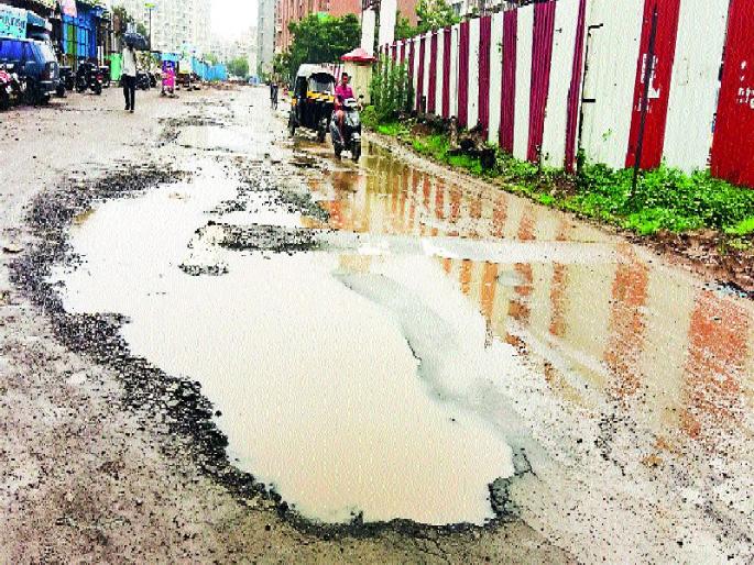 Politics of potholes; | खड्ड्यांवरून रंगले राजकारण; सेनेचा आक्रमकपणा गेला कुठे?