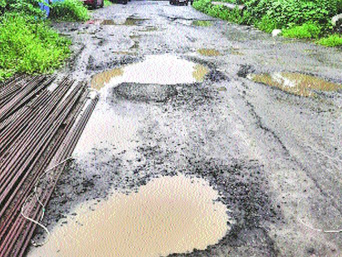 Pits in MIDC area 'as they were'! | एमआयडीसी परिसरात खड्डे ‘जैसे थे’! Pits in MIDC area 'as they were'! | एमआयडीसी परिसरात खड्डे ‘जैसे थे’!
