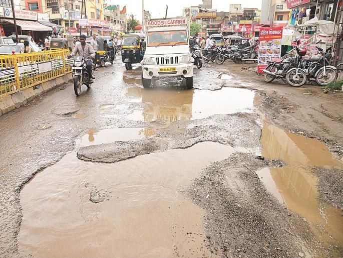 Potholes Likes All; The contractor is not ready to accept the tender in Aurangabad | खड्डे आवडे सर्वांना; निविदा घेण्यास कंत्राटदार तयार नाहीत Potholes Likes All; The contractor is not ready to accept the tender in Aurangabad | खड्डे आवडे सर्वांना; निविदा घेण्यास कंत्राटदार तयार नाहीत