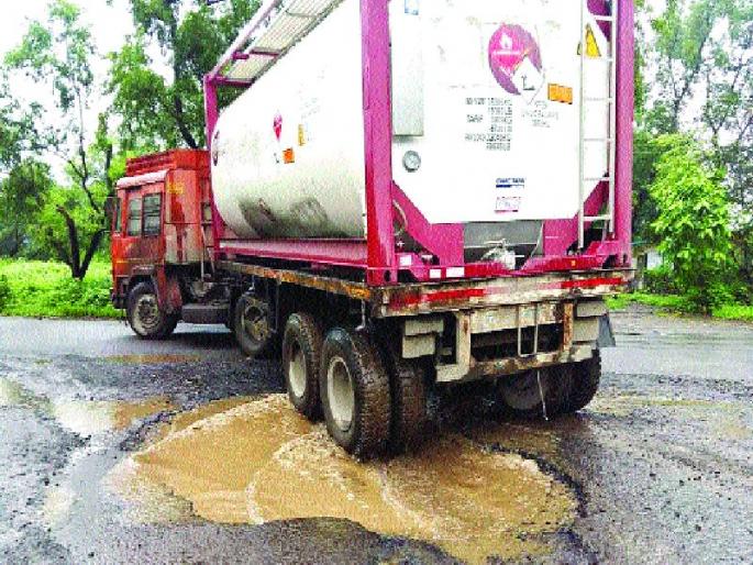 Industrial colonization of roads again | औद्योगिक वसाहतीतील रस्त्यांची पुन्हा दुरवस्था Industrial colonization of roads again | औद्योगिक वसाहतीतील रस्त्यांची पुन्हा दुरवस्था