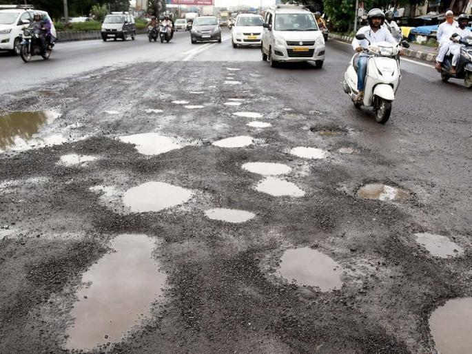 Roads in Pune city are potholed in the first rain | PMC: पुणे शहरातील रस्त्यांवर पहिल्याच पावसात खड्डेच-खड्डे Roads in Pune city are potholed in the first rain | PMC: पुणे शहरातील रस्त्यांवर पहिल्याच पावसात खड्डेच-खड्डे