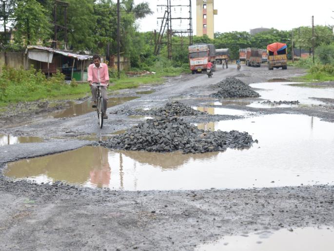 Khade on Mumbai-Goa highway will be completed till 15th August | मुंबई-गोवा महामार्गावरील खड्डे १५ आॅगस्टपर्यंत भरणार Khade on Mumbai-Goa highway will be completed till 15th August | मुंबई-गोवा महामार्गावरील खड्डे १५ आॅगस्टपर्यंत भरणार