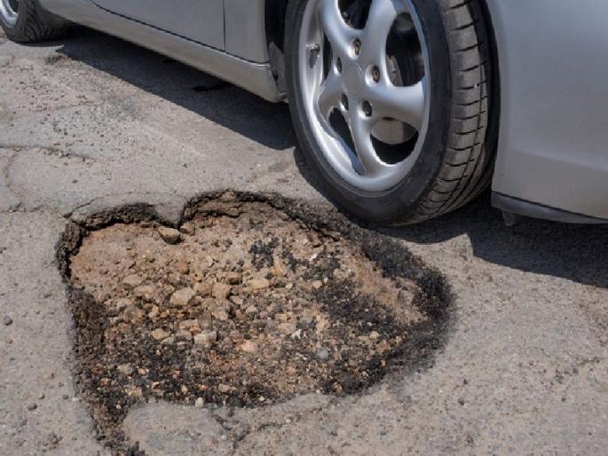 Strike 'Okhi' on roads, pull potholes again on the head | रस्त्यांना ‘ओखी’चा तडाखा, खड्ड्यांचे दुखणे पुन्हा डोके वर काढणार Strike 'Okhi' on roads, pull potholes again on the head | रस्त्यांना ‘ओखी’चा तडाखा, खड्ड्यांचे दुखणे पुन्हा डोके वर काढणार