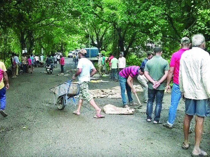 Khade on Kankeshwar Phata-Revas road full of labor | श्रमदानातून भरले कनकेश्वर फाटा-रेवस मार्गावरील खड्डे Khade on Kankeshwar Phata-Revas road full of labor | श्रमदानातून भरले कनकेश्वर फाटा-रेवस मार्गावरील खड्डे