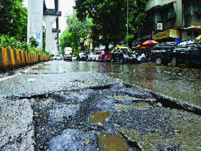 'Show pits, get five hundred rupees' reward scheme again | ‘खड्डे दाखवा, पाचशे रुपये मिळवा’ बक्षीस योजना पुन्हा 'Show pits, get five hundred rupees' reward scheme again | ‘खड्डे दाखवा, पाचशे रुपये मिळवा’ बक्षीस योजना पुन्हा
