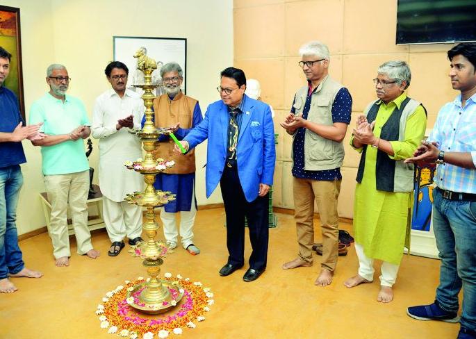 Portrait is not draw a picture as it is: Vasudev Kamat | पोर्ट्रेट म्हणजे हुबेहूब चित्र काढणे नव्हे : वासुदेव कामत Portrait is not draw a picture as it is: Vasudev Kamat | पोर्ट्रेट म्हणजे हुबेहूब चित्र काढणे नव्हे : वासुदेव कामत