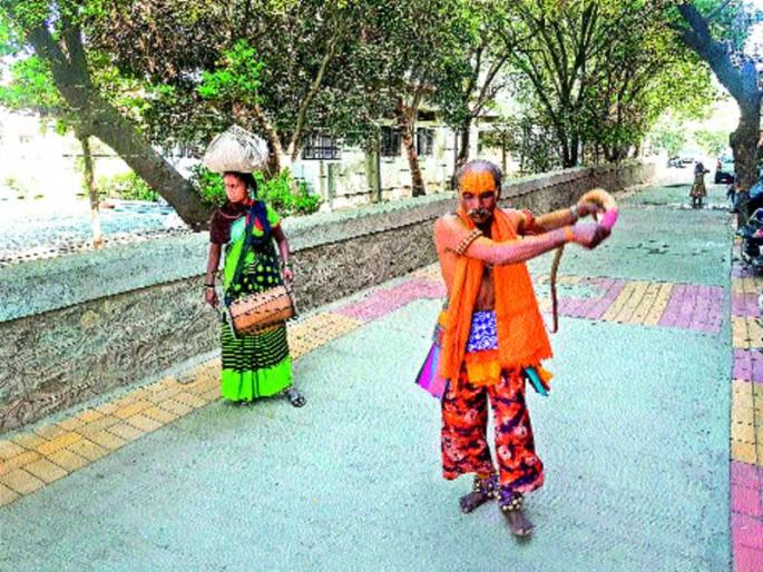 The door is open, now the door is open, the destiny of the son's destiny is lost | दार उघड बया आता दार उघड, पोतराजाच्या नशिबी उपेक्षिताचे जिणे The door is open, now the door is open, the destiny of the son's destiny is lost | दार उघड बया आता दार उघड, पोतराजाच्या नशिबी उपेक्षिताचे जिणे