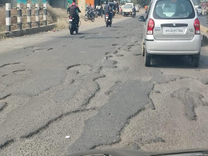 Rangoli of pits at the entrance of Aurangabad; Driver's exercise near Cambridge Square, patient's condition | औरंगाबादच्या प्रवेशद्वारावर खड्ड्यांची रांगोळी; कॅंब्रिज चौकाजवळ वाहनचालकांची कसरत, रुग्णांचे हाल Rangoli of pits at the entrance of Aurangabad; Driver's exercise near Cambridge Square, patient's condition | औरंगाबादच्या प्रवेशद्वारावर खड्ड्यांची रांगोळी; कॅंब्रिज चौकाजवळ वाहनचालकांची कसरत, रुग्णांचे हाल