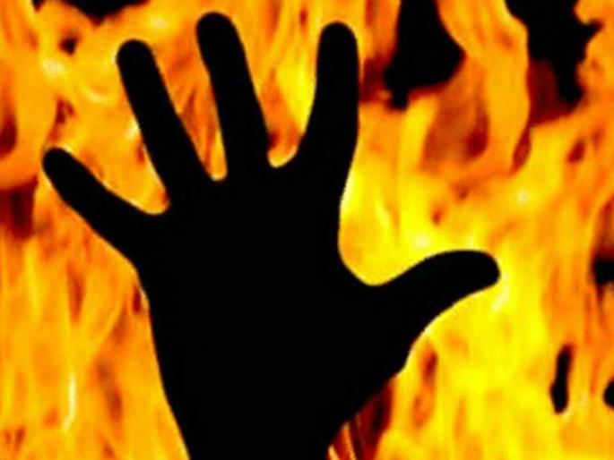 Worker attempts suicide by pouring petrol | अंगावर पेट्रोल ओतून कर्मचाऱ्याने केला आत्महत्येचा प्रयत्न Worker attempts suicide by pouring petrol | अंगावर पेट्रोल ओतून कर्मचाऱ्याने केला आत्महत्येचा प्रयत्न