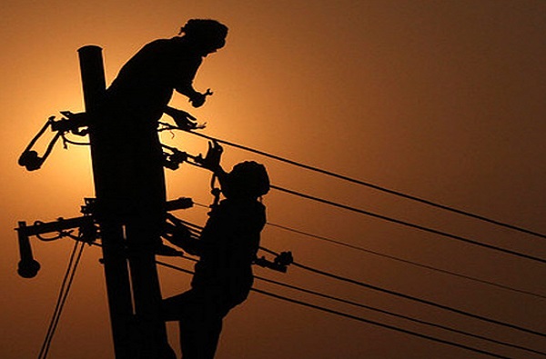Electricity Update: Mumbai's life disrupted due to power outage | Electricity Update: ‘वीज’डाउनमुळे मुंबईचे जनजीवन ठप्प; लोकलसेवाही थांबली, उद्योगांचे नुकसान Electricity Update: Mumbai's life disrupted due to power outage | Electricity Update: ‘वीज’डाउनमुळे मुंबईचे जनजीवन ठप्प; लोकलसेवाही थांबली, उद्योगांचे नुकसान