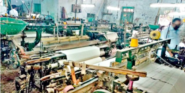 Unemployment ax on machine spinning workers | यंत्रमाग कामगारांवर बेकारीची कुऱ्हाड Unemployment ax on machine spinning workers | यंत्रमाग कामगारांवर बेकारीची कुऱ्हाड