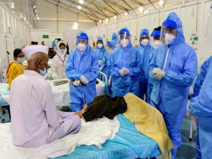 Corona virus : The picture of a jumbo hospital experiencing a 'rain of complaints' is changing; Direct inspection and interaction with patients by the mayor | Corona virus : 'तक्रारींचा पाऊस'अनुभवलेले जम्बो हॉस्पिटलचं चित्र बदलतेय; महापौरांकडून प्रत्यक्ष पाहणी व रुग्णांशी संवाद Corona virus : The picture of a jumbo hospital experiencing a 'rain of complaints' is changing; Direct inspection and interaction with patients by the mayor | Corona virus : 'तक्रारींचा पाऊस'अनुभवलेले जम्बो हॉस्पिटलचं चित्र बदलतेय; महापौरांकडून प्रत्यक्ष पाहणी व रुग्णांशी संवाद