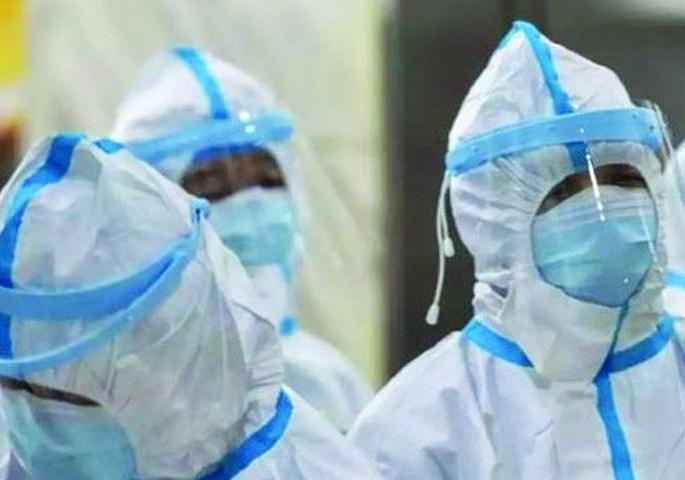 PPE kit annoying health workers in akola | साहेब, कोरोनाने नव्हे तर पीपीई कीटने मरू! PPE kit annoying health workers in akola | साहेब, कोरोनाने नव्हे तर पीपीई कीटने मरू!