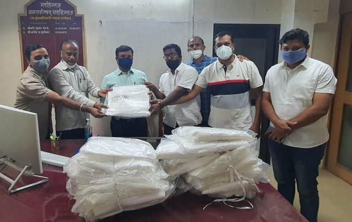 PPE kit from NCP on Chief Minister's birthday | मुख्याधिकाऱ्यांच्या वाढदिवसाला राष्ट्रवादीकडून पीपीई कीट PPE kit from NCP on Chief Minister's birthday | मुख्याधिकाऱ्यांच्या वाढदिवसाला राष्ट्रवादीकडून पीपीई कीट