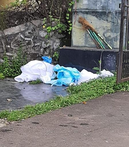 Be careful, PPE kits are only thrown on the combustion ghat | सावधान, दहन घाटावरच फेकल्या जाताहेत पीपीई कीट Be careful, PPE kits are only thrown on the combustion ghat | सावधान, दहन घाटावरच फेकल्या जाताहेत पीपीई कीट