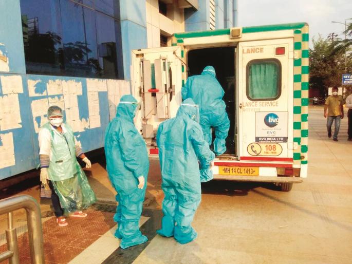 Legislative Assembly elections: Corona patients also exercised their rights; PPE insects arrived at the polling station | विधानपरिषद निवडणूक : कोरोना रुग्णांनीसुद्धा बजावला हक्क; पीपीई कीट घालून पोहचले मतदान केंद्रात 